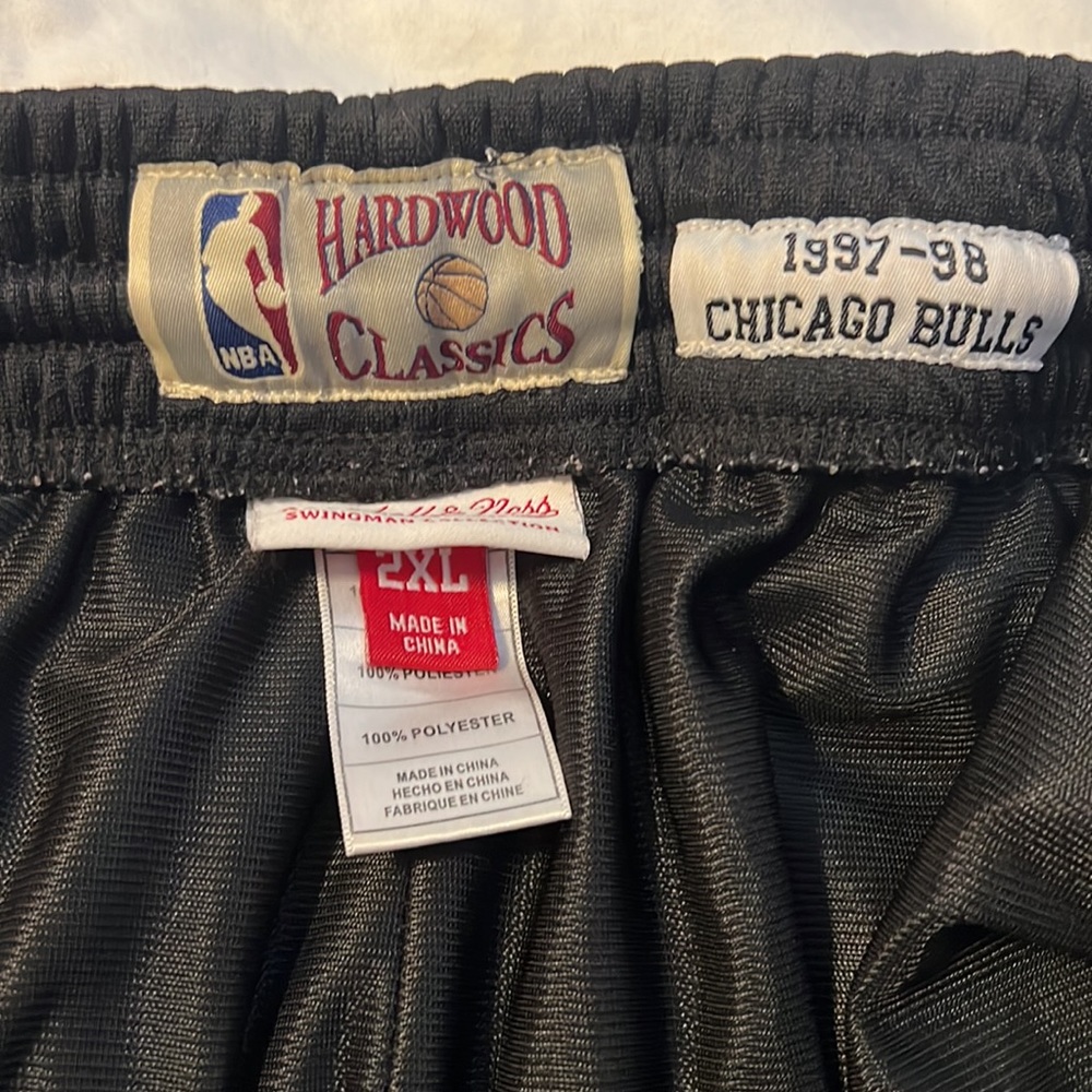 Chicago Bulls 1997-1998 3-Peat Black Alternate Uniform Shorts - Picture 2 of 3